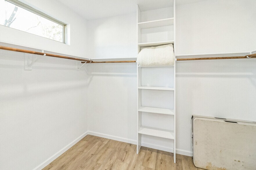 Building Photo - 2306 E Houston St