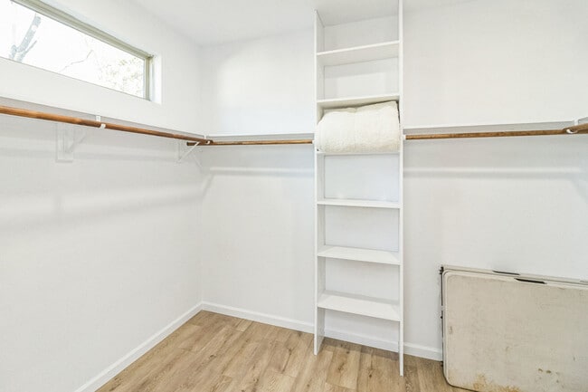 Building Photo - 2306 E Houston St