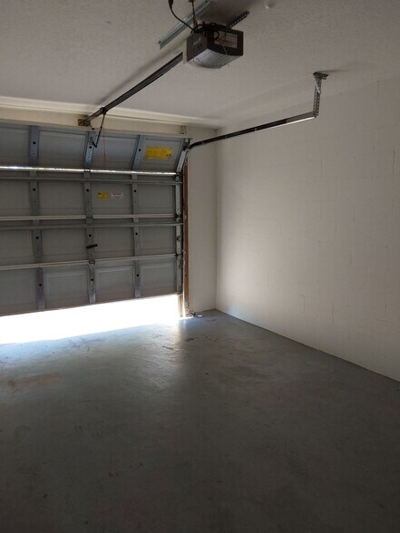 Building Photo - 9 Rainbow Ln