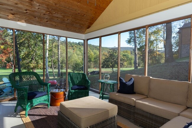 Building Photo - 1 bed, 1 bath River View Cottage in Charle...