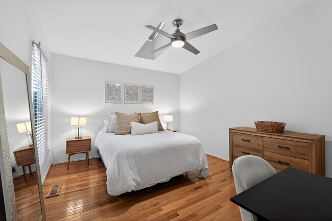 Building Photo - Elegant & Spacious Contemporary Townhome in Serene Potomac Enclave