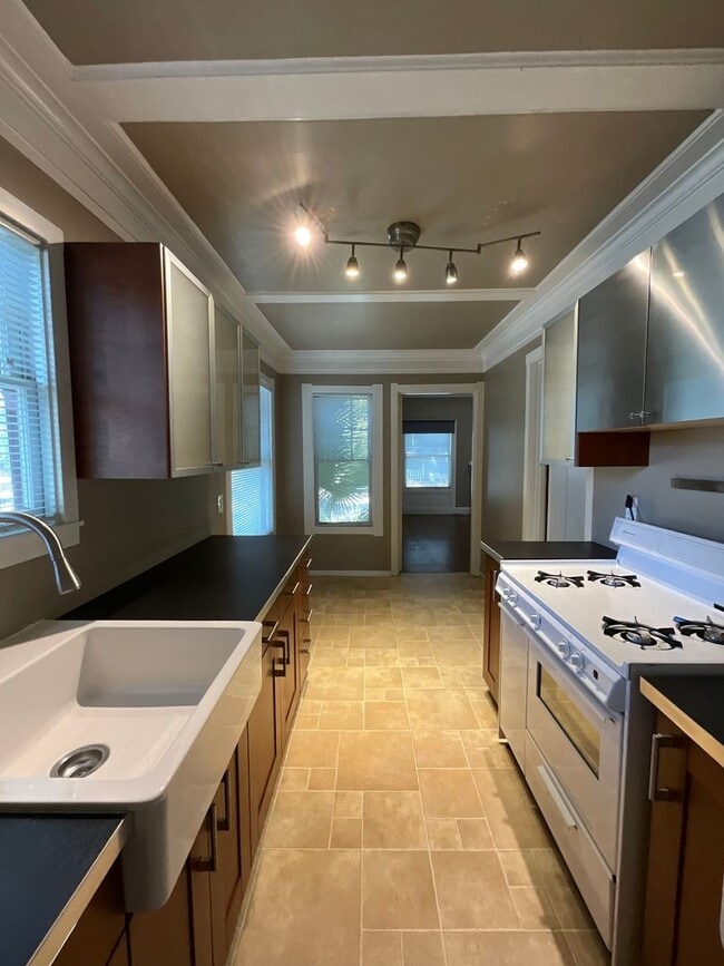 Building Photo - SPACIOUS ONE BEDROOM IN MIDTOWN!!