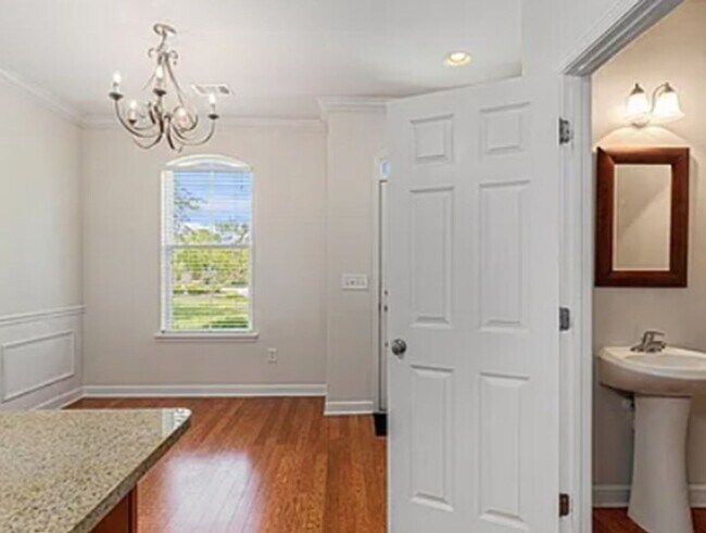 Building Photo - Market Common townhouse with garage!!