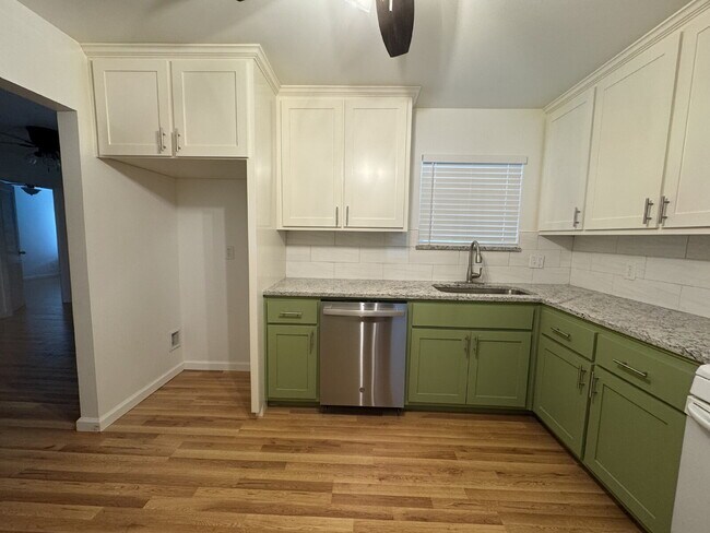 Building Photo - 2318 Fenwick Dr
