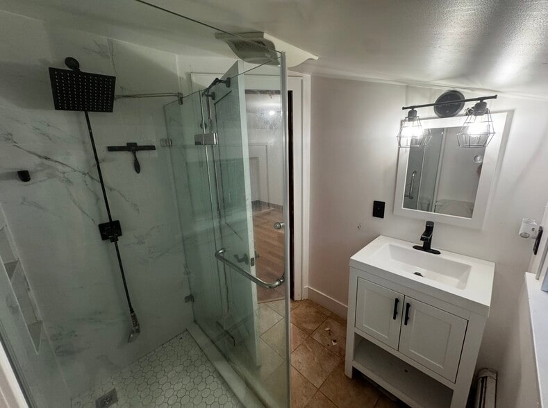 Suite bathroom - 47 E Gilson Ave