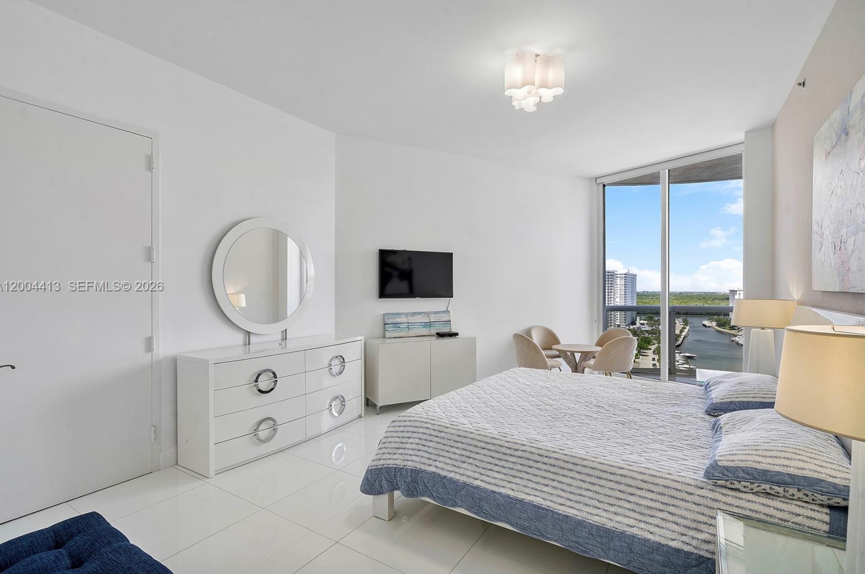Building Photo - 15811 Collins Ave