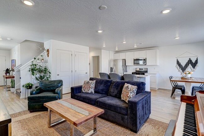 Building Photo - 3 BEDROOM Long Valley Townhome with all the Amenities