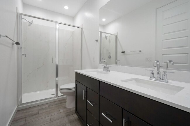 Building Photo - Like New Luxurious Modern 3 Bedroom 2 Bath Townhome in Warner Meadows