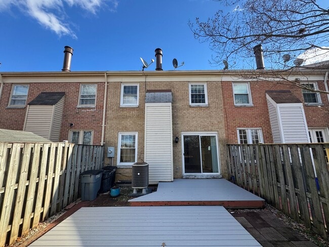 Building Photo - Beautiful 3 Bed 3 Bath Brick Townhome In Springfield Square