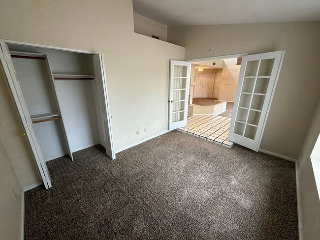 Building Photo - 837 N Oak Ct