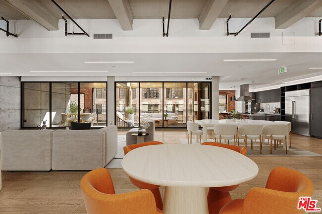 Building Photo - 808 S Broadway
