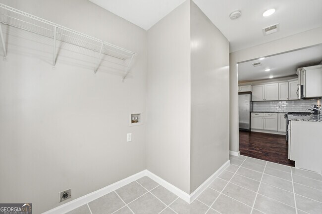 Building Photo - 250 Maple St