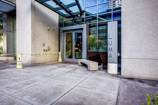 Building Photo - 1100 S Hope St