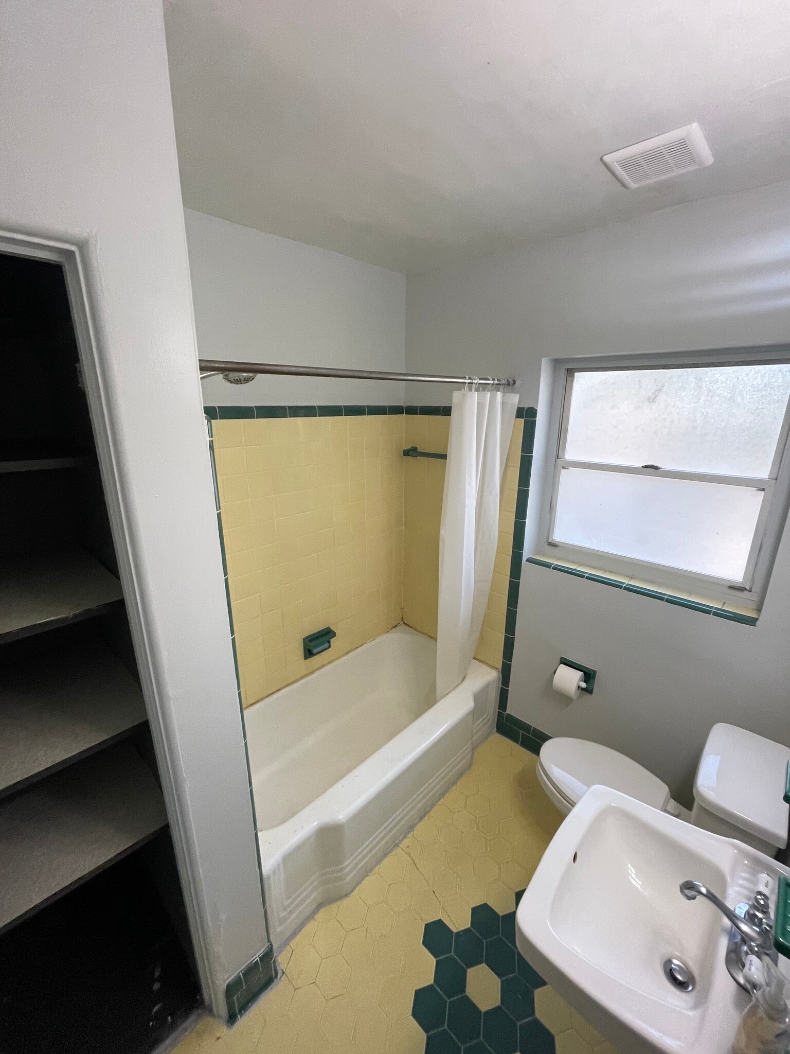 Building Photo - 716 S Mills Ave