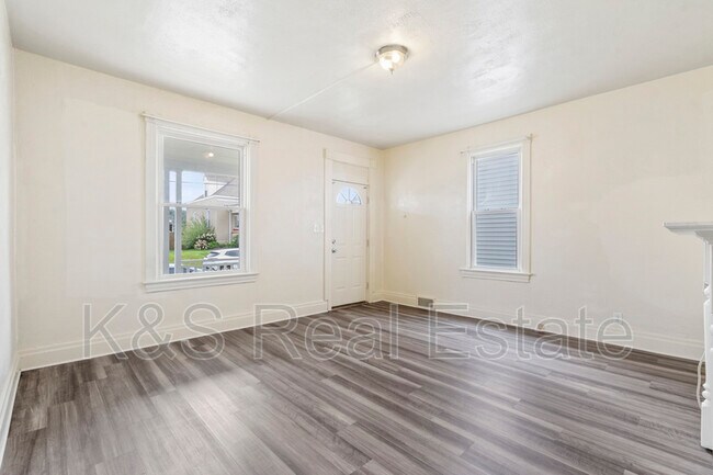 Building Photo - 814 Summit St