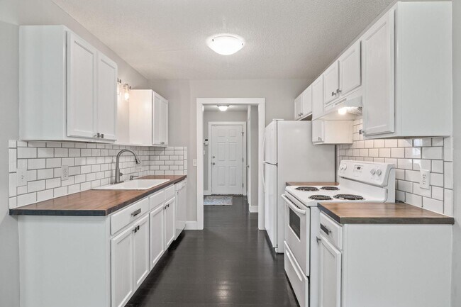 Building Photo - 1000 Meadowgreen Dr
