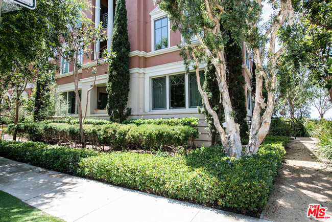 Building Photo - 6241 Crescent Park W