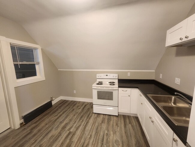 Building Photo - Large 1BR Unit - Freshly Remodeled