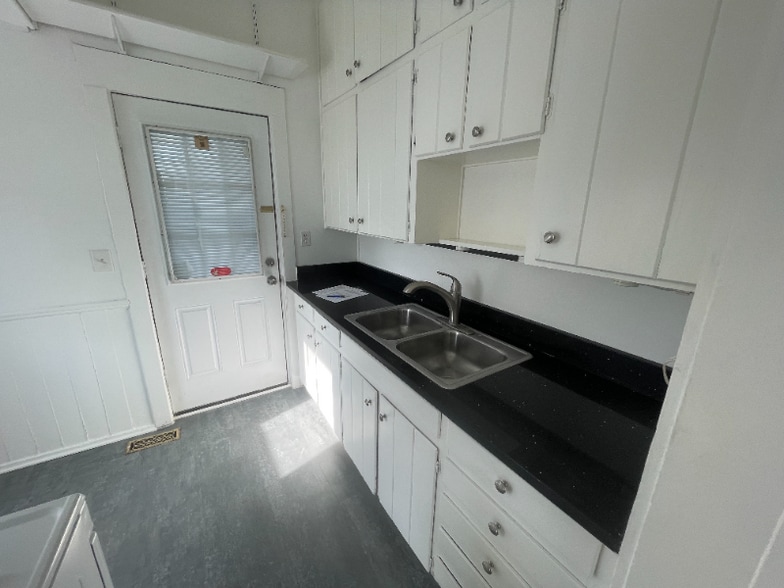 Building Photo - 221 N Davison St