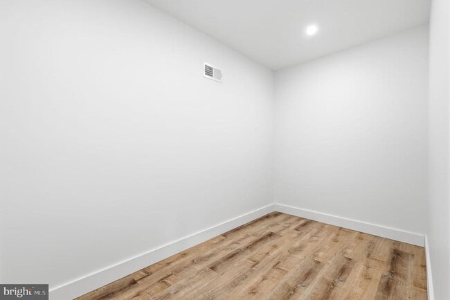 Building Photo - 458 W Earlham Ter