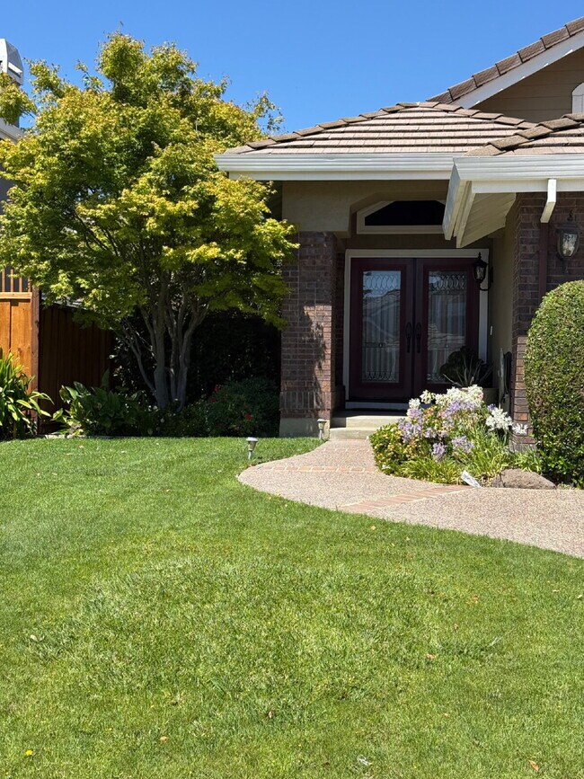 Building Photo - Beautiful 4 Bedroom, 3 Bathroom Pleasanton Home with 3-Car Garage & Large Backyard