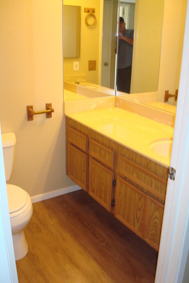 Building Photo - 3 bedroom 2 bath in great neighborhood in ...