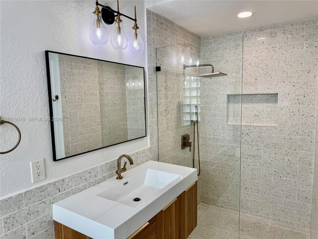 Building Photo - 2525 Bay Pointe Ct