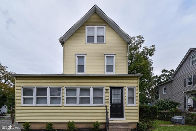 Primary Photo - 702 Parry Ave