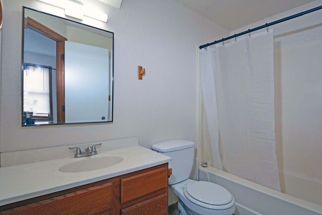 Building Photo - Spacious 3-Bed 1-Bath Unit in Hastings - Available Now!