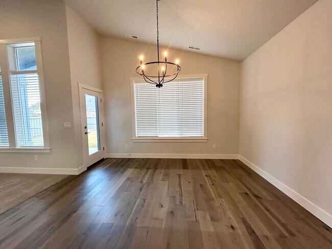 Building Photo - Gorgeous 3 bedroom 2 bathroom Home in Nampa