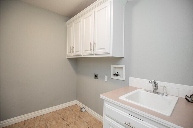 Building Photo - 14198 Rolling Hills Dr