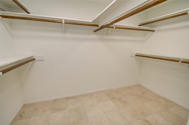 Building Photo - 6 Town Oaks Pl