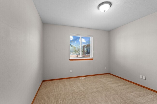 Building Photo - Colbert WA Rancher with Full basement for RENT!