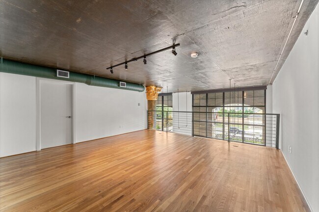 Building Photo - 1005 S Shepherd Dr