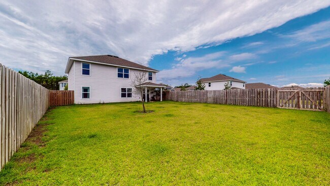 Building Photo - 5 Bedroom / 3 Bathroom Home  in Hammock Bay w/Fenced in Yard