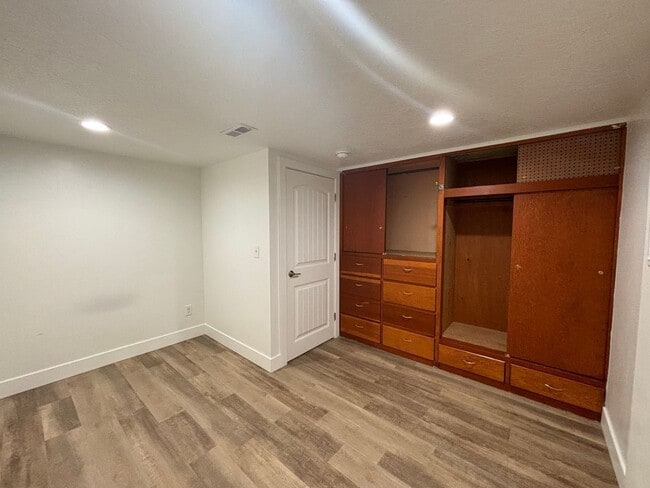 Building Photo - Cozy lower level unit with open kitchen and washer/dryer hookups