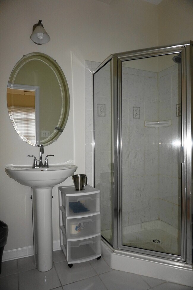 Building Photo - Charming 3Bedroom/3.5Bath Townhome in Ridg...