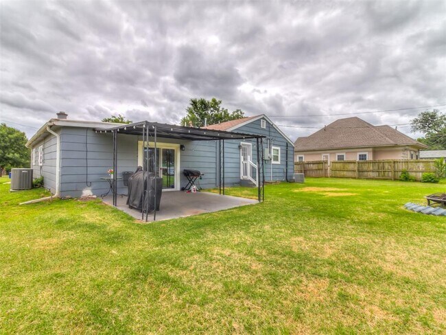 Building Photo - 621 N 16th St