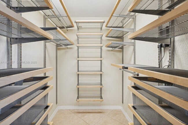 Building Photo - 2899 Collins Ave