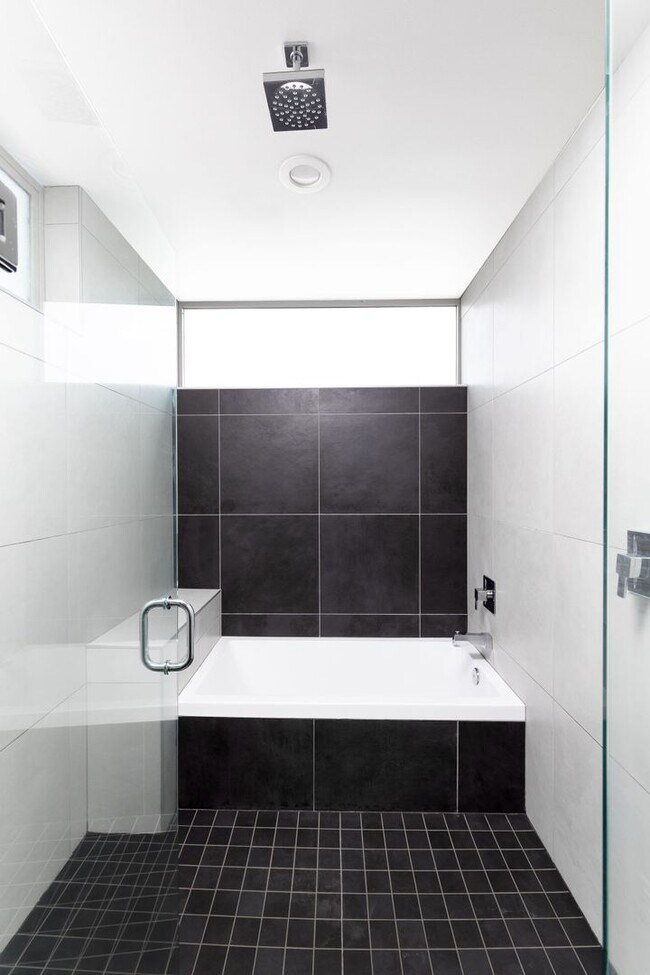 Building Photo - Bright 3 BR 2.5 BA Ballard Townhome