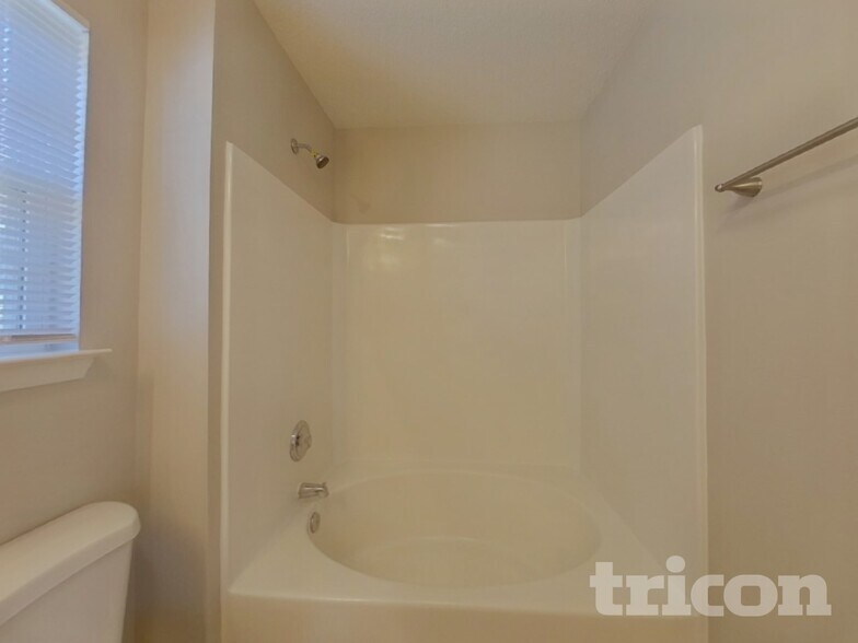 Building Photo - 9245 Simonton Dr