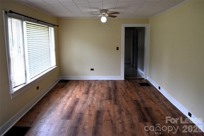 Building Photo - 2736 Peachtree Rd