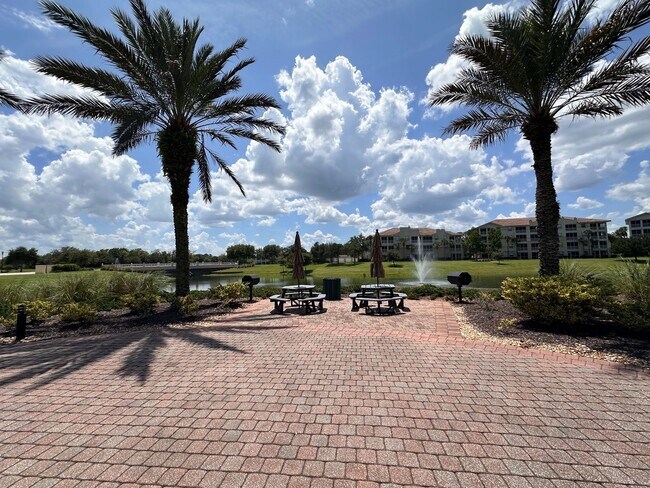 Building Photo - 45 Riverview Bend S
