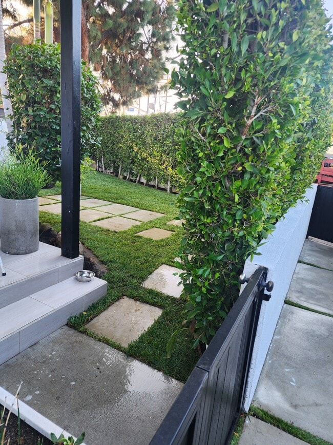 Building Photo - 10992 Exposition Blvd