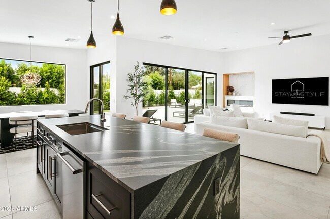 Building Photo - 4002 N 33rd Pl