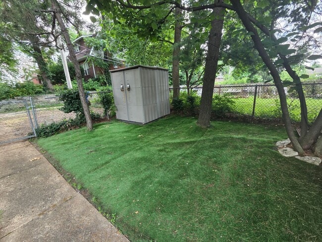 Building Photo - 2 bed/1 bath, Single-family Home! Modern and spacious with off-street parking and a relaxing back...