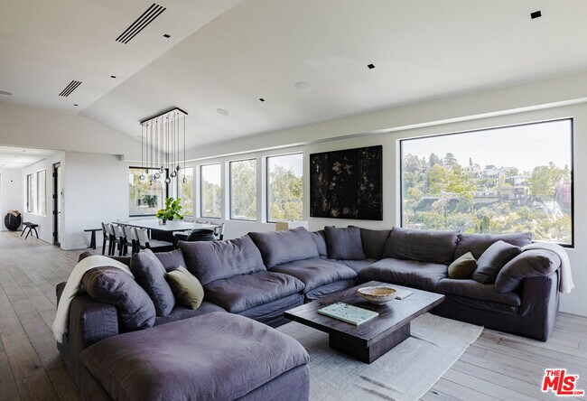 Building Photo - 2532 Canyon Oak Dr