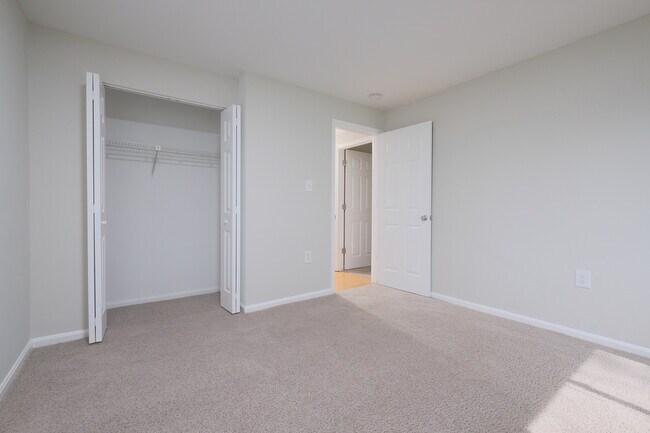 Building Photo - Renovated Entry Level - Castle Harbour Con...