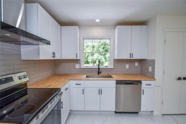 Building Photo - 17040 Birmingham Rd