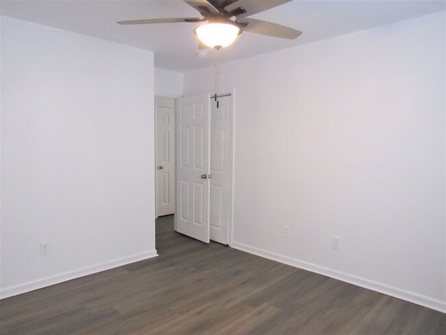 Building Photo - 300 Meadowbrook Ln